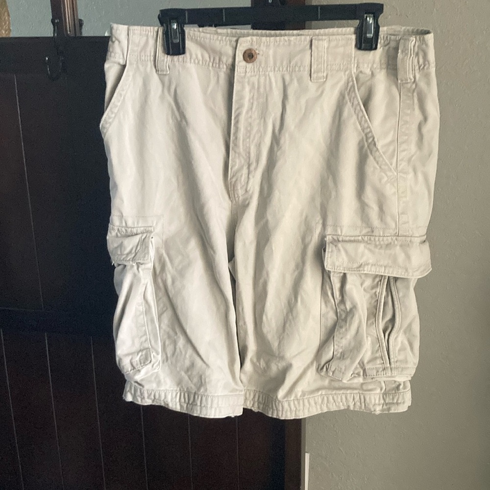 EUC! Men’s khaki cargo shorts- size 34